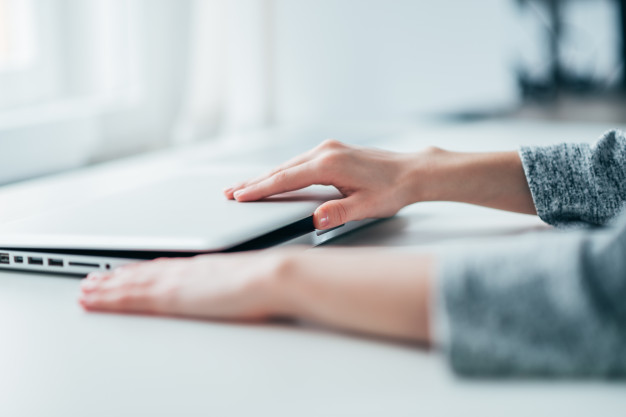 woman-closing-opening-laptop-office_109710-1689